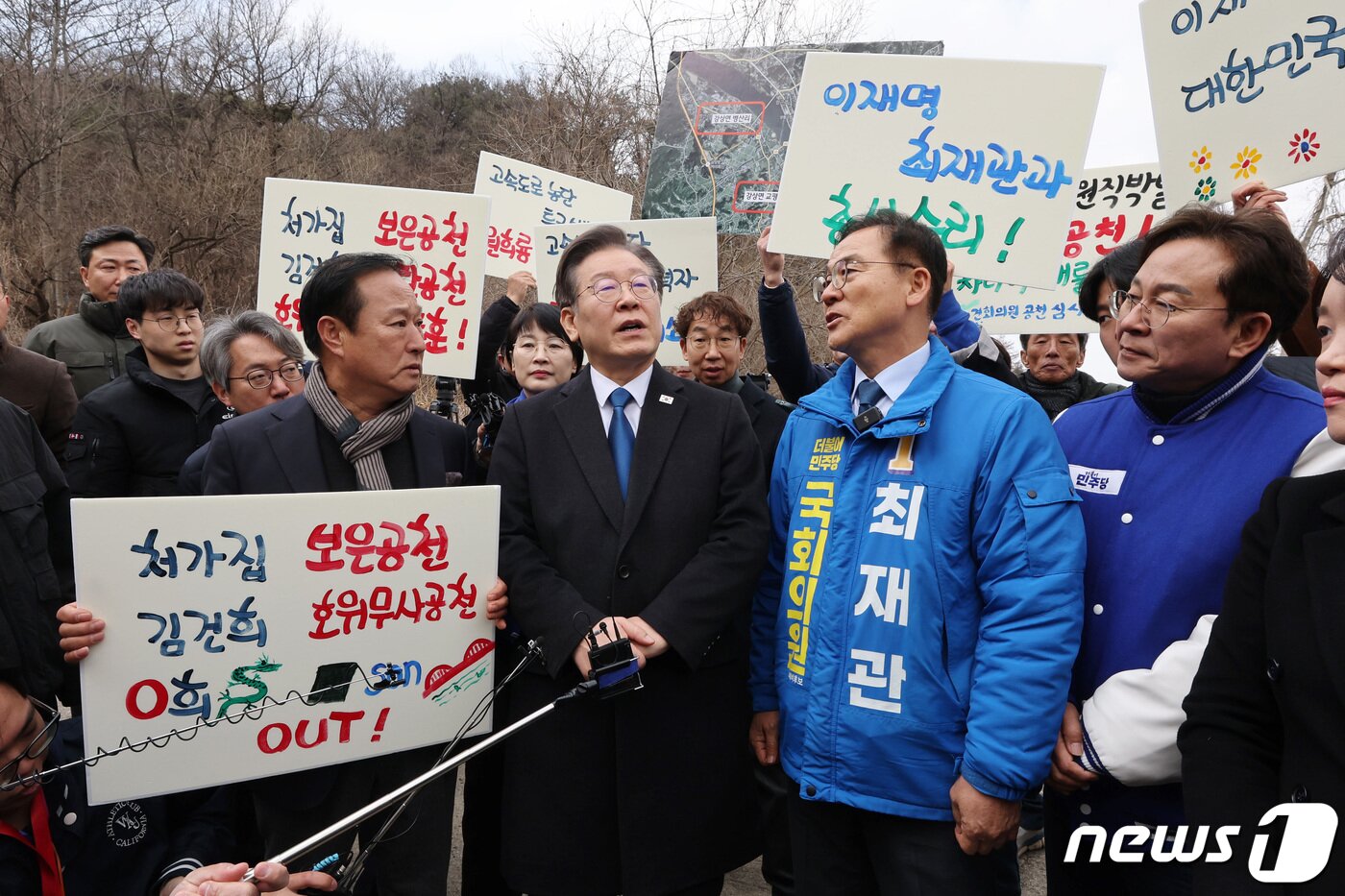 본문 이미지 - 이재명 더불어민주당 대표가 7일 오전 경기 양평군 강상면 병산리 '서울-양평고속도로 특혜의혹' 현장을 방문해 현장 설명을 듣고 있다. (공동취재) 2024.3.7/뉴스1 ⓒ News1 구윤성 기자