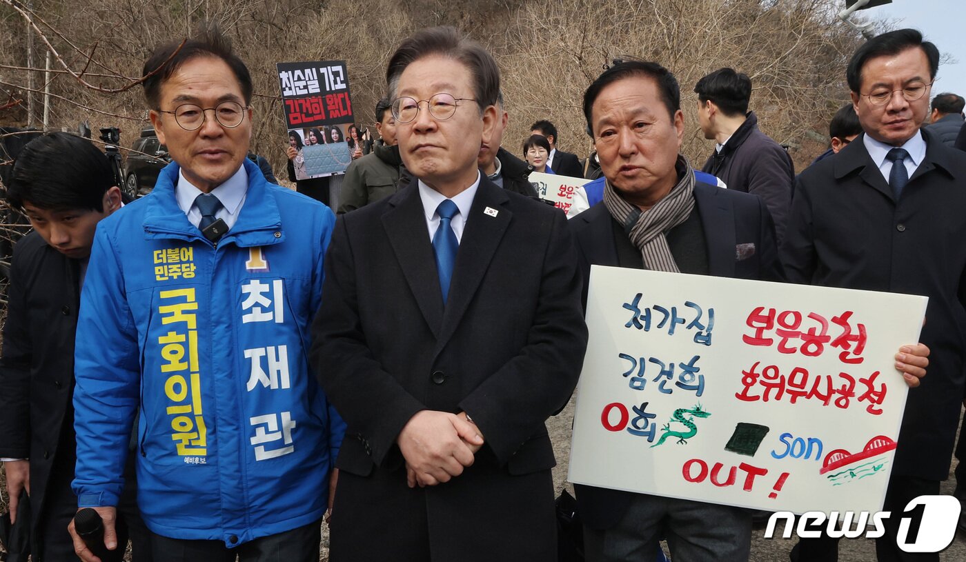 본문 이미지 - 이재명 대통령이 더불어민주당 대표 시절 경기 양평군 강상면 인근 서울-양평고속도로 특혜의혹 현장 방문한 모습.&#40;공동취재&#41; 2024.3.7/뉴스1 ⓒ News1 구윤성 기자