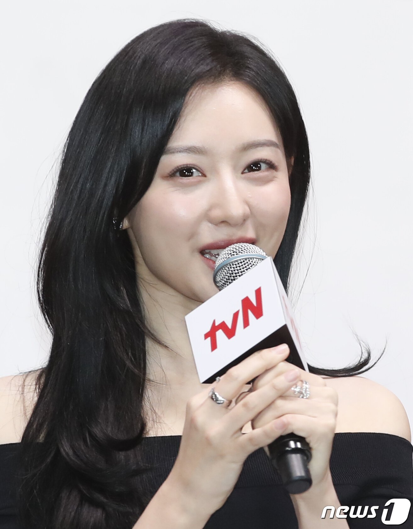 본문 이미지 - 배우 김지원이 7일 서울 구로구 라마다 신도림 호텔에서 진행된 tvN 새 토일드라마 '눈물의 여왕'(극본 박지은/연출 장영우, 김희원) 제작발표회에서 인사말을 하고 있다. ⓒ News1 권현진 기자