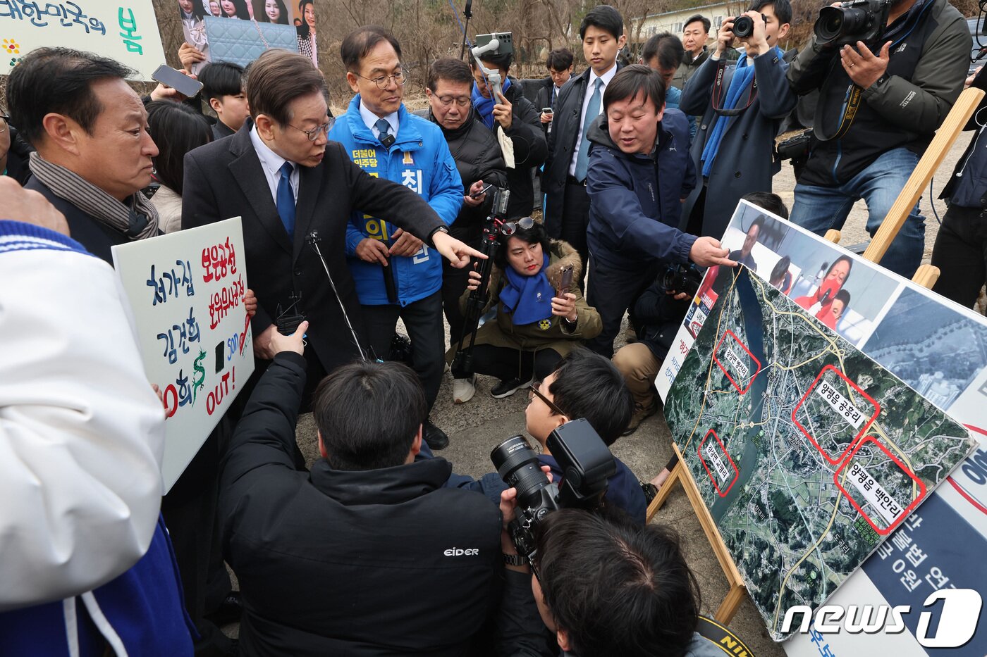 본문 이미지 - 이재명 더불어민주당 대표가 7일 오전 경기 양평군 강상면 병산리 '서울-양평고속도로 특혜의혹' 현장을 방문해 최재관 여주양평 후보에게 현장 설명을 듣고 있다. (공동취재) 2024.3.7/뉴스1 ⓒ News1 구윤성 기자