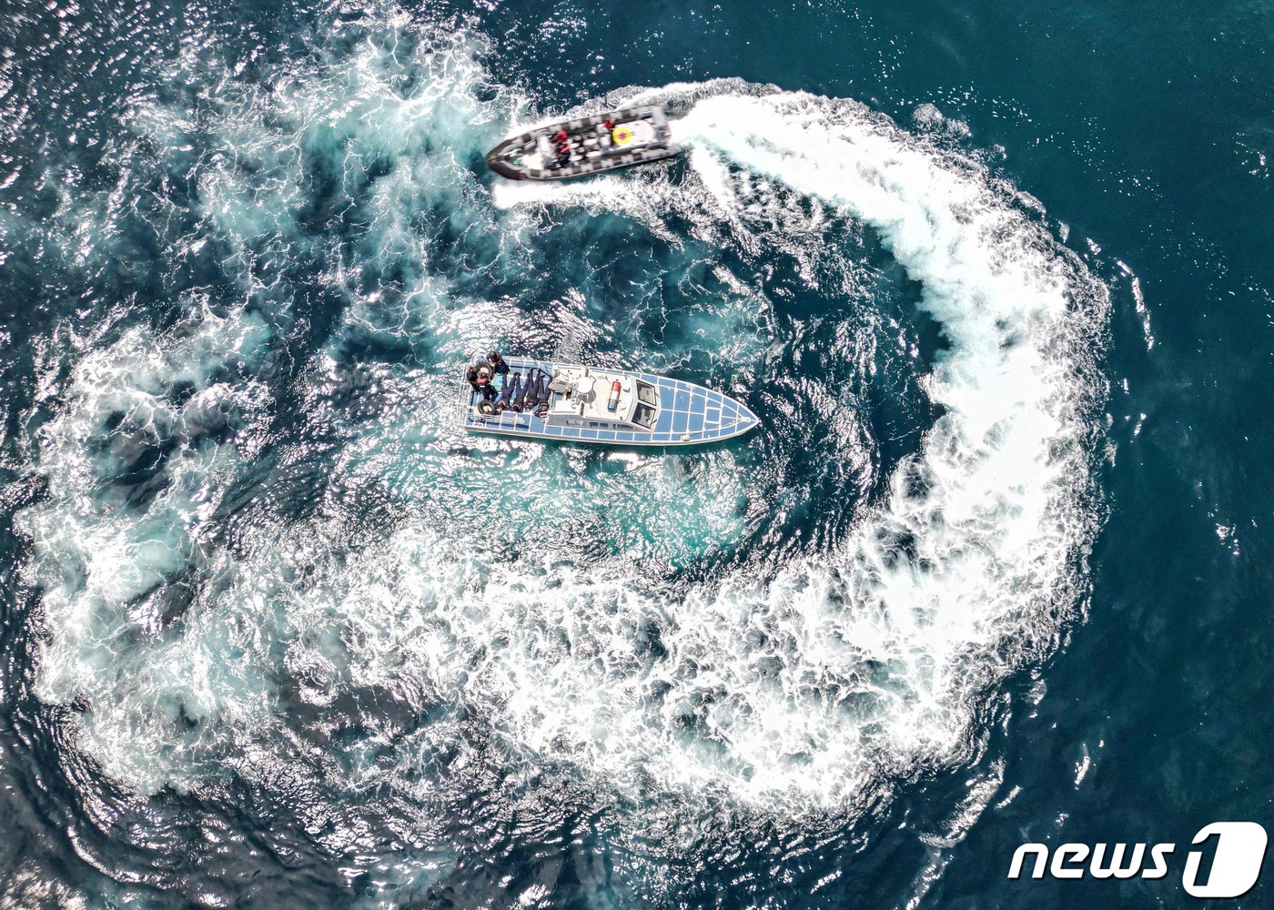 (산크리스토발 AFP=뉴스1) 우동명 기자 = 4일 (현지시간) 갈라파고스 제도의 산크리스토발 섬 해상에서 에콰도르 해군이 훈련을 하고 있다. 2024.3. 7ⓒ AFP=뉴스1