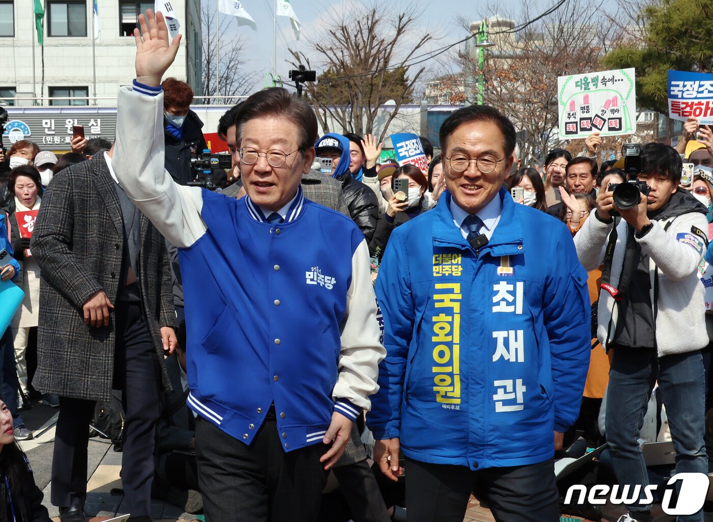 본문 이미지 - 이재명 더불어민주당 대표가 7일 오전 경기도 양평군청 앞에 마련된 '서울·양평 고속도로 국정농단 진상규명 촉구 농성장'를 찾아 제22대 총선 여주시·양평군에 출마한 최재관 후보 지지에 대한 지지를 호소하고 있다. (공동취재) 2024.3.7/뉴스1 ⓒ News1 구윤성 기자