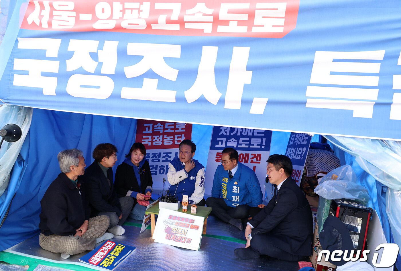 본문 이미지 - 이재명 더불어민주당 대표가 7일 오전 경기 양평군청 앞 '서울-양평고속도로 진상규명 촉구' 농성장을 방문해 최재관 여주·양평 후보와 대화하고 있다.(공동취재) 2024.3.7/뉴스1 ⓒ News1 구윤성 기자