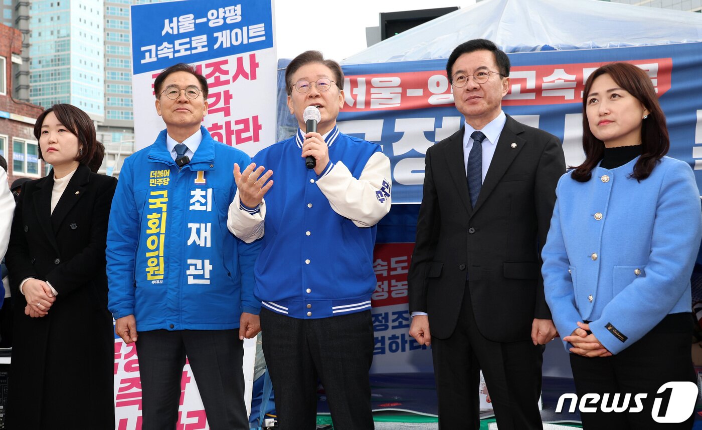 본문 이미지 - 이재명 더불어민주당 대표가 7일 경기도 양평군청 앞에 마련된 '서울-양평 고속도로 국정농단 진상규명 촉구' 농성장 앞에서 양평고속도로 특혜의혹 규탄 기자회견을 하고 있다. (공동취재) 2024.3.7/뉴스1 ⓒ News1 구윤성 기자