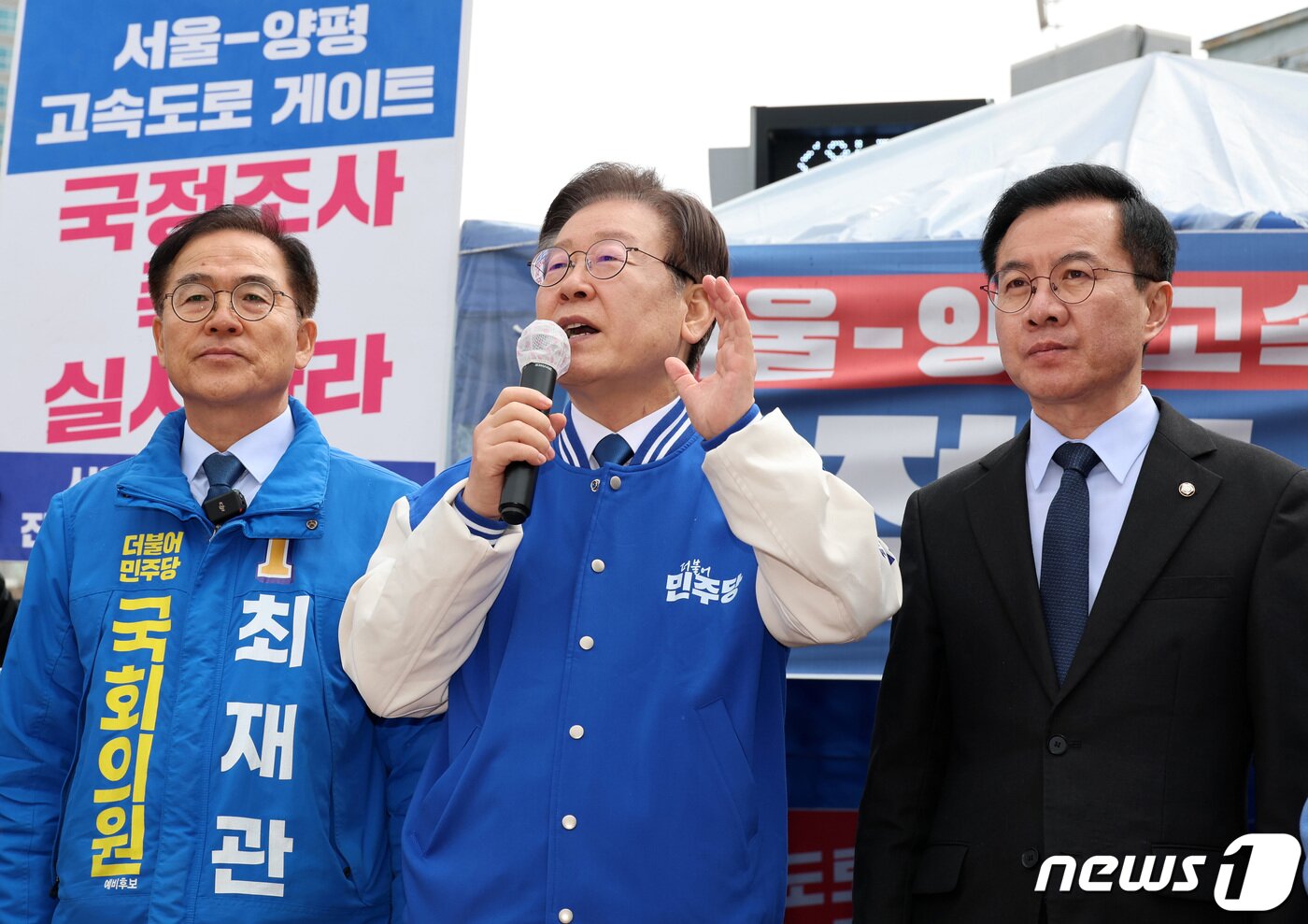 본문 이미지 - 이재명 더불어민주당 대표가 7일 경기도 양평군청 앞에 마련된 '서울-양평 고속도로 국정농단 진상규명 촉구' 농성장 앞에서 양평고속도로 특혜의혹 규탄 기자회견을 하고 있다. (공동취재) 2024.3.7/뉴스1 ⓒ News1 구윤성 기자