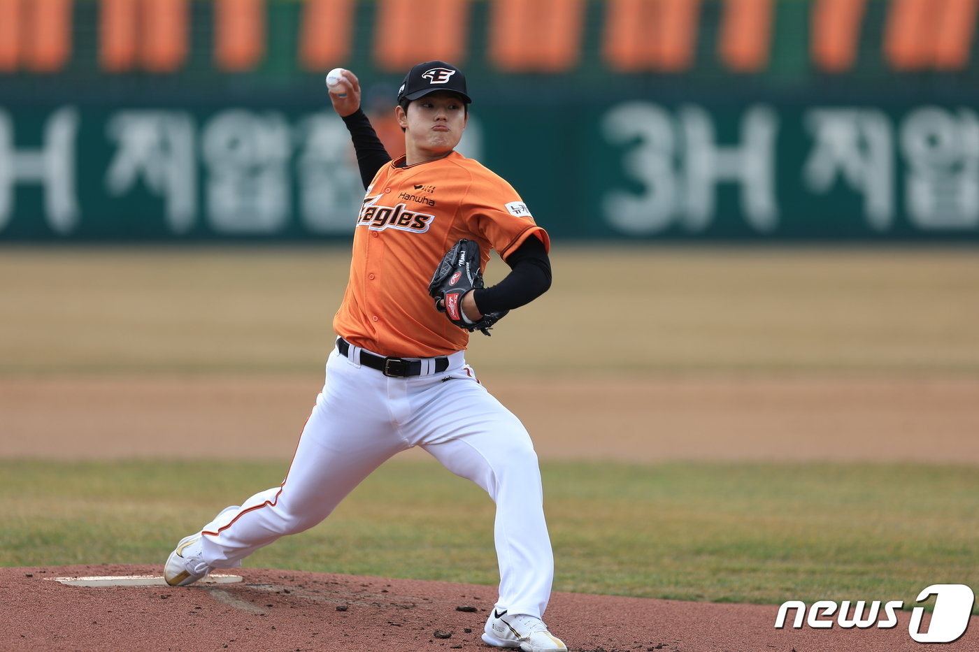 본문 이미지 - 한화의 '영건' 문동주가 7일 대전 중구 한화생명 이글스파크에서 열린 자체 청백전에서 역투하고 있다. 지난 2022년 한화의 1차 지명을 받고 입단한 문동주는 시속 160㎞의 강속구를 뿌리는 투수로 프로 2년 차였던 지난해 8승8패 평균자책점 3.72로 신인왕을 차지했다. 2024.3.7/뉴스1 ⓒ News1 박정호 기자