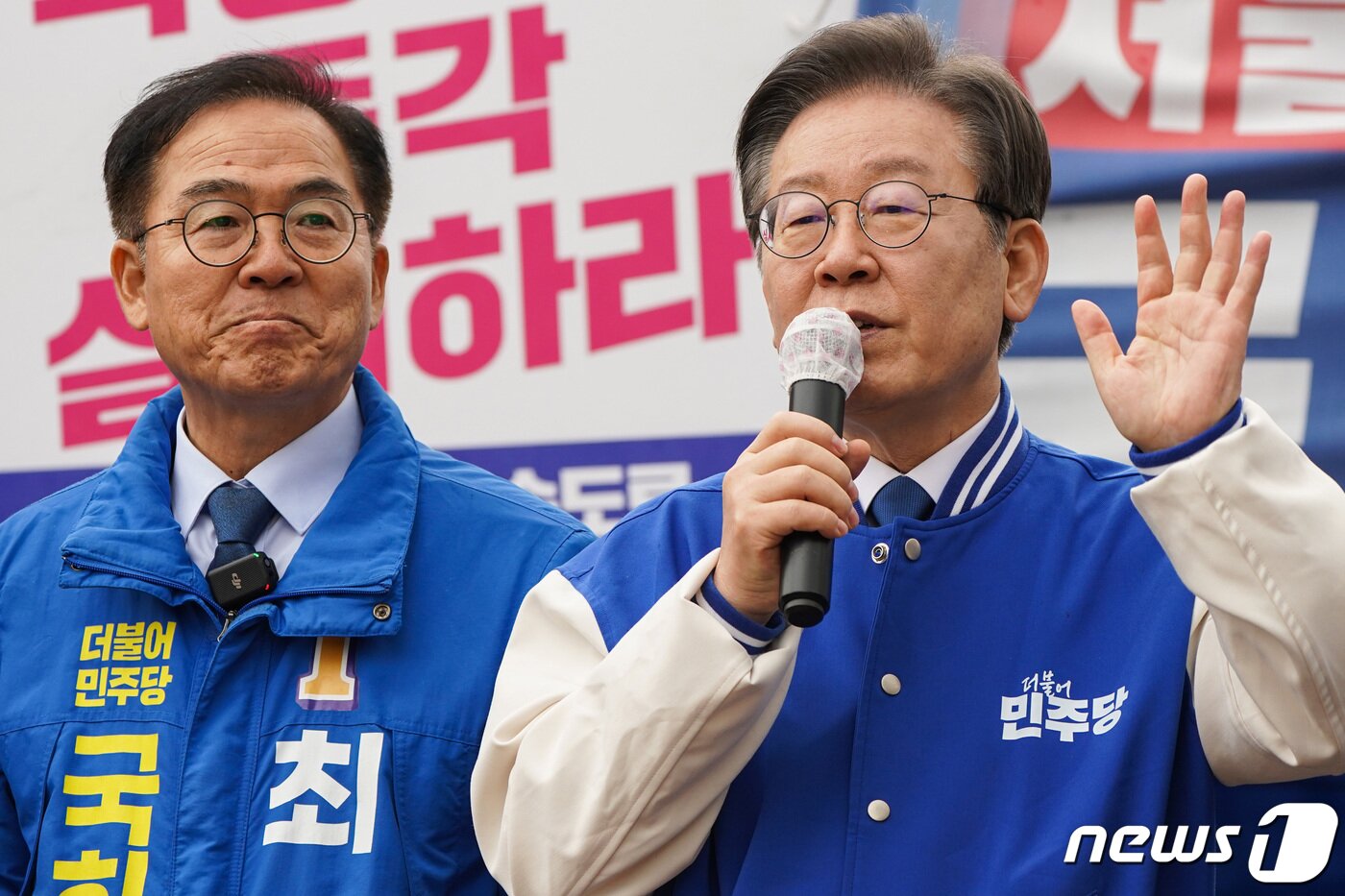 본문 이미지 - 이재명 더불어민주당 대표가 7일 경기도 양평군청 앞에 마련된 '서울-양평 고속도로 국정농단 진상규명 촉구' 농성장 앞에서 발언하고 있다. (공동취재) 2024.3.7/뉴스1 ⓒ News1 구윤성 기자