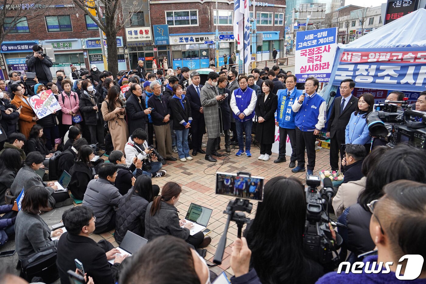 본문 이미지 - 이재명 더불어민주당 대표가 7일 경기도 양평군청 앞에 마련된 '서울-양평 고속도로 국정농단 진상규명 촉구' 농성장 앞에서 발언하고 있다. (공동취재) 2024.3.7/뉴스1 ⓒ News1 구윤성 기자