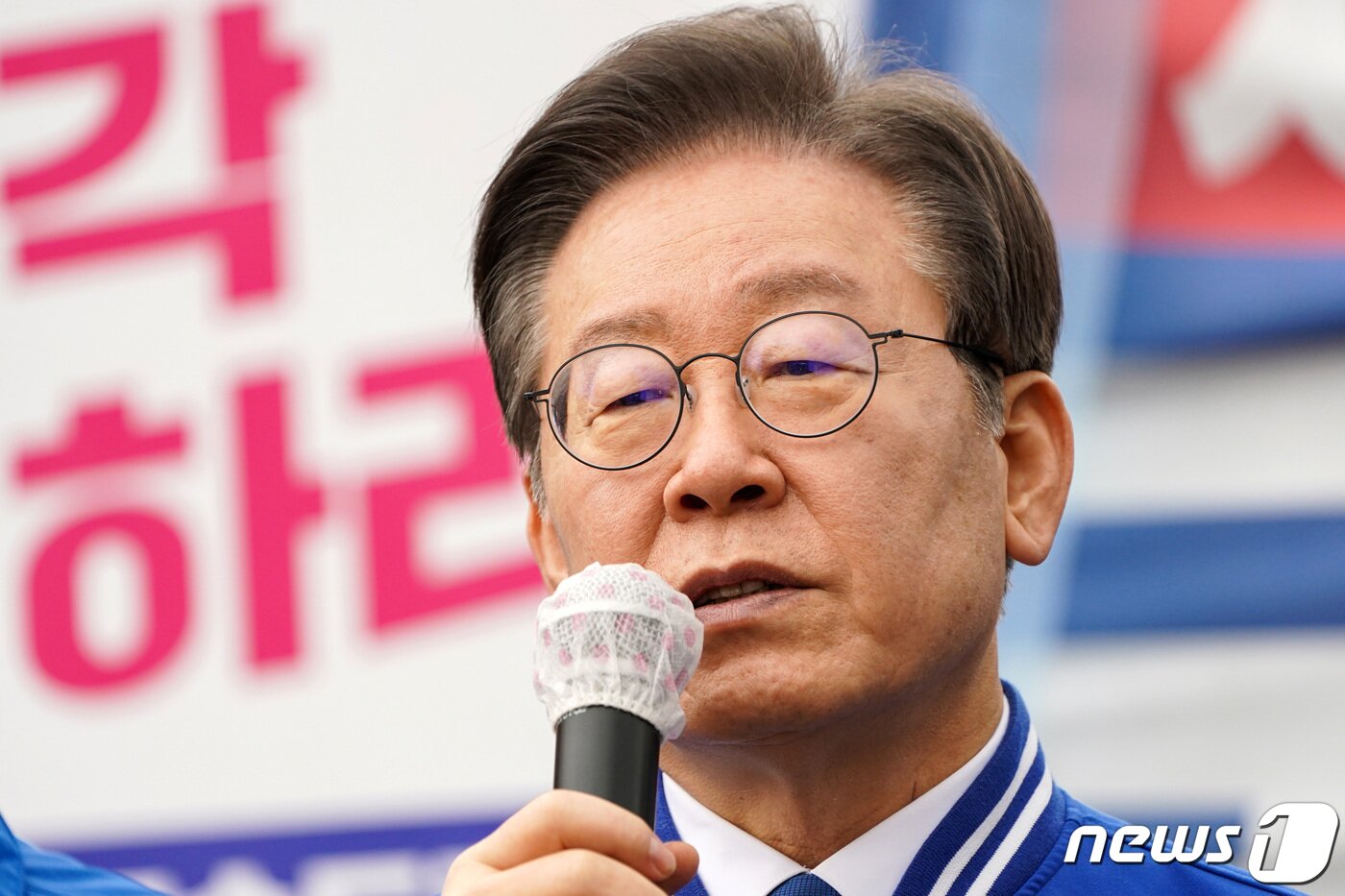 본문 이미지 - 이재명 더불어민주당 대표가 7일 경기도 양평군청 앞에 마련된 '서울-양평 고속도로 국정농단 진상규명 촉구' 농성장 앞에서 발언하고 있다. (공동취재) 2024.3.7/뉴스1 ⓒ News1 구윤성 기자