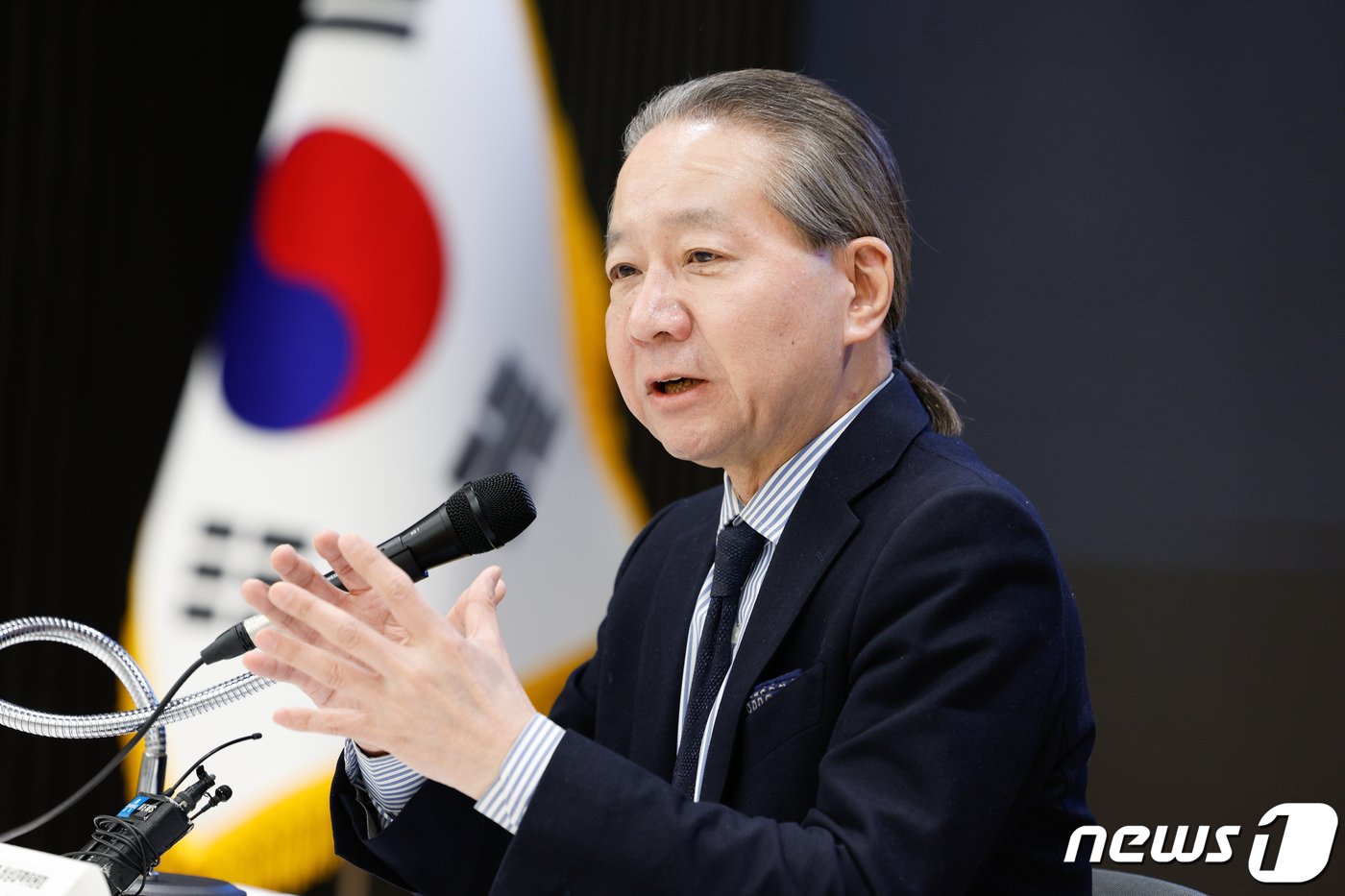 본문 이미지 - 주수호 대한의사협회 비상대책위원회 언론홍보위원장이 7일 오후 서울 용산구 의협회관에서 '의대정원 증원 저지를 위한 비대위 정례 브리핑'을 한 뒤 취재진 질문에 답하고 있다. 2024.3.7/뉴스1 ⓒ News1 안은나 기자