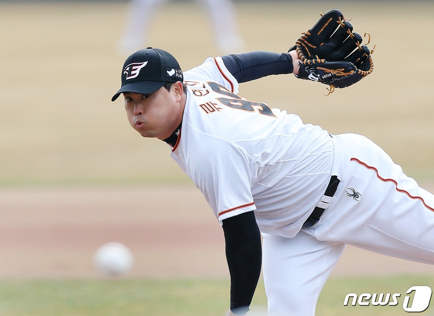 본문 이미지 - 12년 만에 친정팀 한화로 복귀한 류현진이 7일 대전 중구 한화생명 이글스파크에서 열린 자체 청백전에서 역투하고 있다. 2013년부터 지난해까지 11년간 메이저리그(MLB)에서 활약한 류현진은 지난달 말 계약기간 8년, 총액 170억 원의 역대 최고 대우를 받고 한화에 복귀했다. 2024.3.7/뉴스1 ⓒ News1 박정호 기자