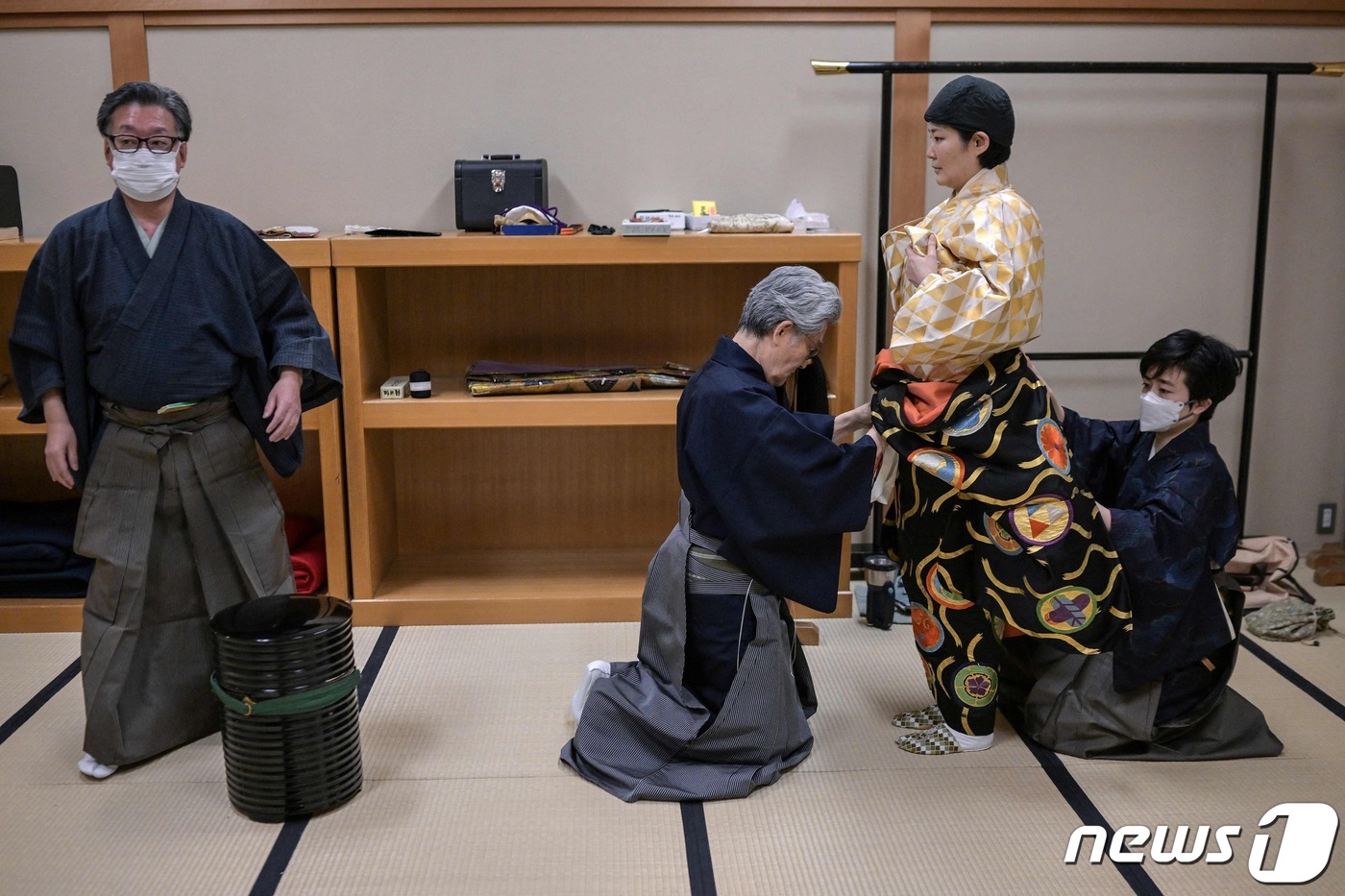 (도쿄 AFP=뉴스1) 권진영 기자 = 일본 도쿄 국립노극장에서 배우 가시와자키 마유코가 무대 뒤에서 의상을 입고 있다. 14세기에 시작된 것으로 알려진 일본 전통극 '노'는 남성 …