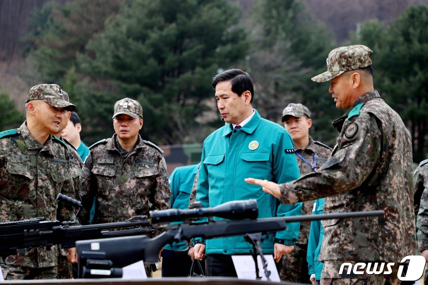 김선호 국방부 차관이 지난 3월 육군 75보병사단 동원훈련장을 방문, 신규 전력화 장비를 확인하고 있다. &#40;국방부 제공&#41; 2024.3.7/뉴스1