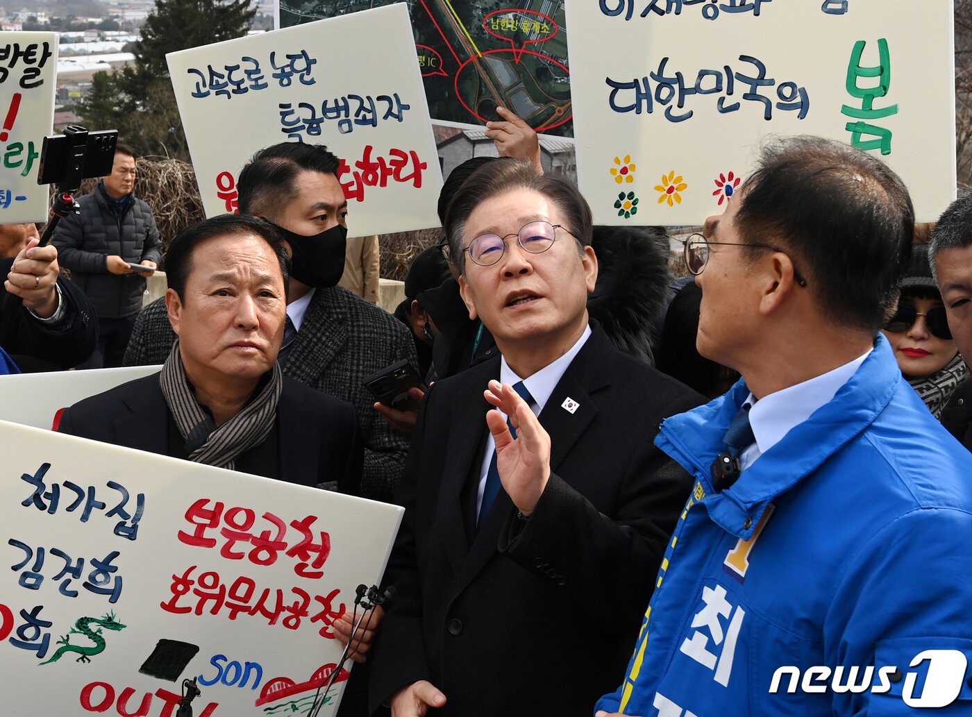 본문 이미지 - 이재명 대통령이 2024년 3월 7일 더불어민주당 대표 당시 경기 양평군 강상면 병산리 &#39;서울-양평고속도로 특혜의혹&#39; 현장을 방문해 발언하고 있다. &#40;공동취재&#41; 2024.3.7/뉴스1 ⓒ News1 구윤성 기자