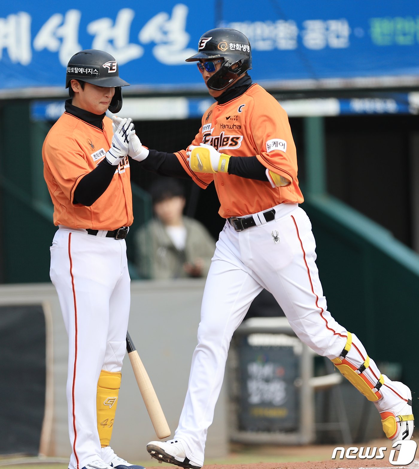 본문 이미지 - 7일 대전 중구 한화생명 이글스파크에서 열린 한화 자체 청백전에서 7회초 투런 홈런을 날린 채은성이 홈으로 들어와 후속 타자 이진영과 하이파이브를 하고 있다. 2024.3.7/뉴스1 ⓒ News1 박정호 기자