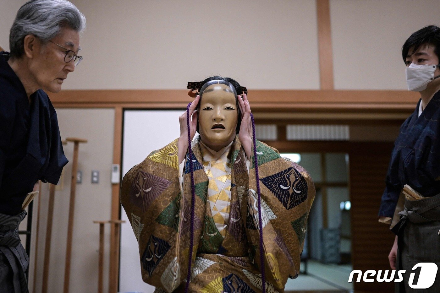 본문 이미지 - 일본 도쿄 국립노극장에서 여성 배우 가시와자키 마유코가 가면을 쓰고 있다. 2024.02.27/ ⓒ AFP=뉴스1 ⓒ News1 권진영 기자