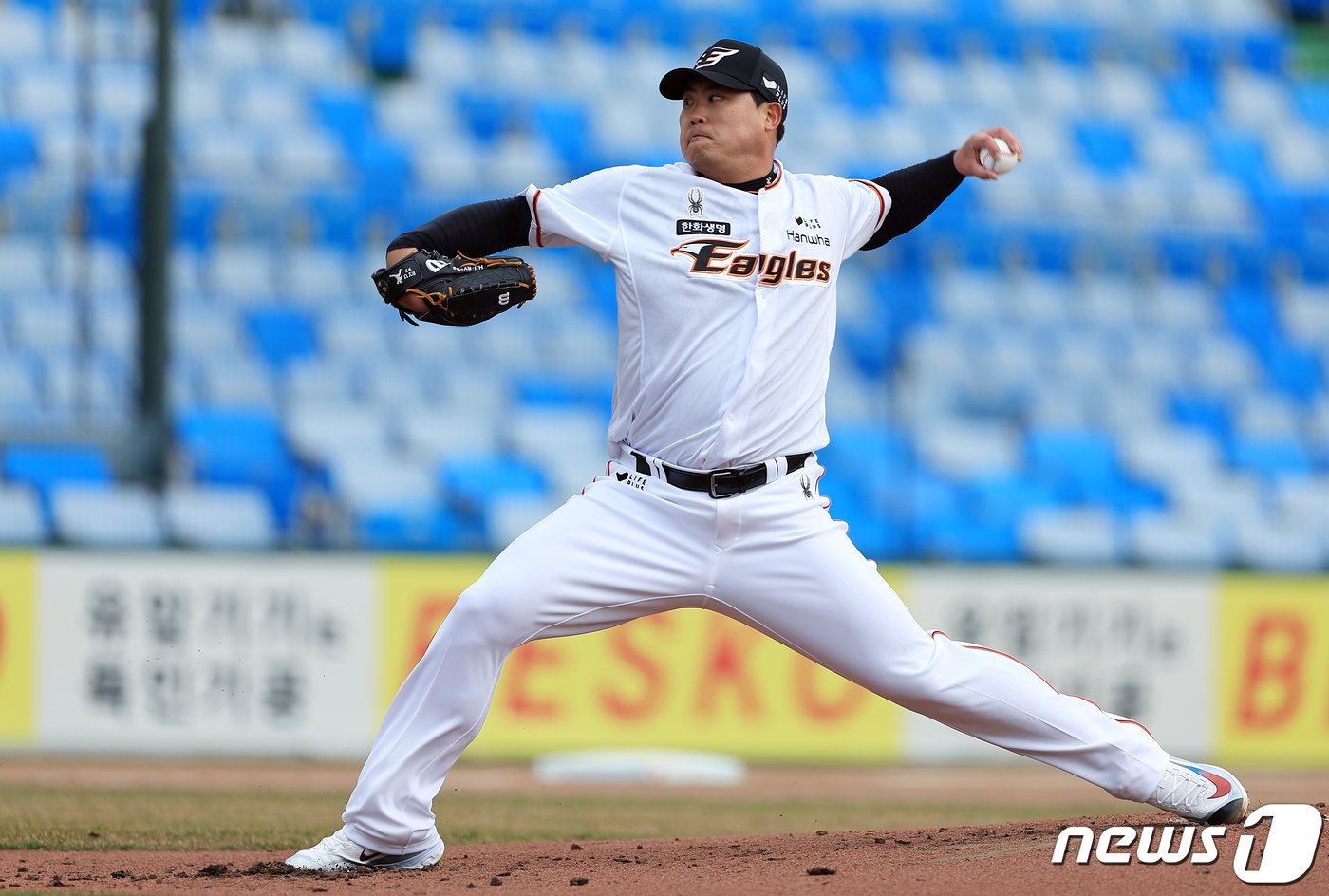 본문 이미지 - 12년 만에 친정팀 한화로 복귀한 류현진이 7일 대전 중구 한화생명 이글스파크에서 열린 자체 청백전에서 역투하고 있다. . 2024.3.7/뉴스1 ⓒ News1 박정호 기자