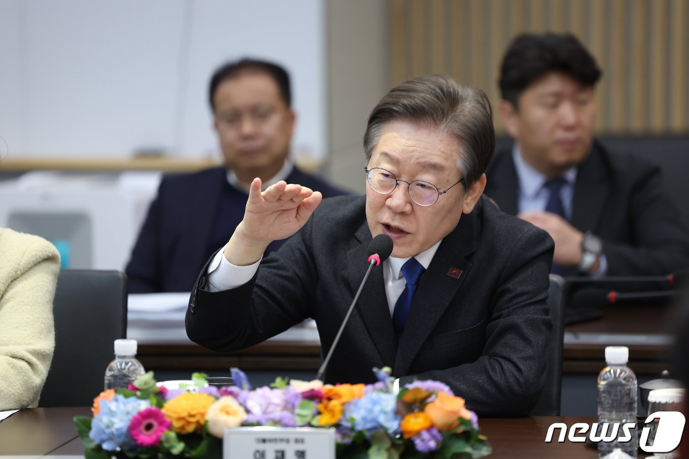 본문 이미지 - 이재명 더불어민주당 대표가 7일 이천 SK하이닉스에서 김동섭 사장과 반도체 정책간담회를 하고 있다. (더불어민주당 제공) 2024.3.7/뉴스1 ⓒ News1 송원영 기자