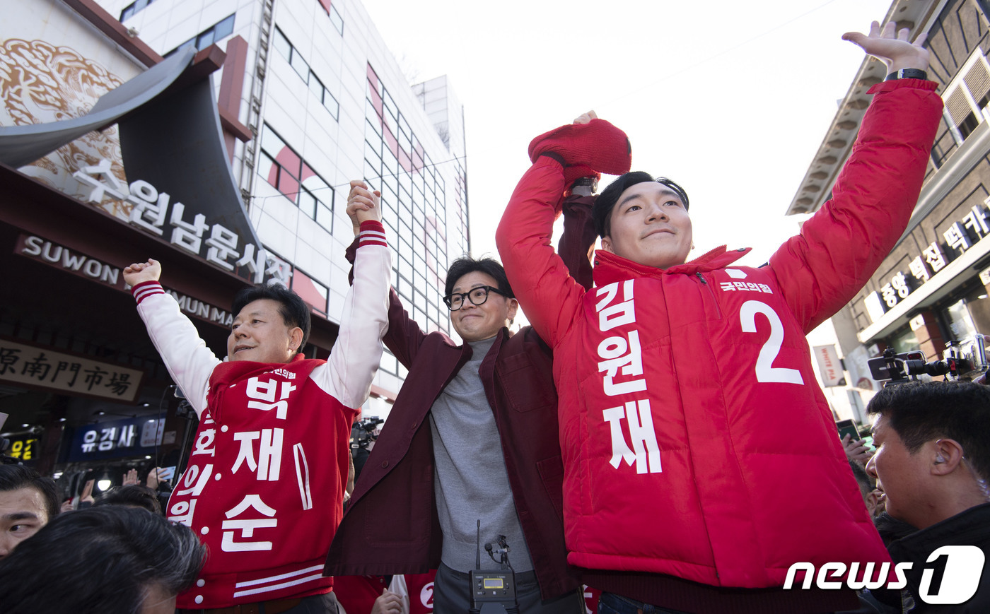 (수원=뉴스1) 김영운 기자 = 한동훈 국민의힘 비상대책위원장이 7일 경기도 수원남문시장에서 수원 지역구 후보들과 시민들을 향해 지지를 호소하고 있다. (공동취재) 2024.3.7 …