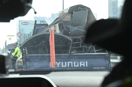 내년부터 과적차량 '진짜 책임자' 처벌…이륜차 번호판도 대형화