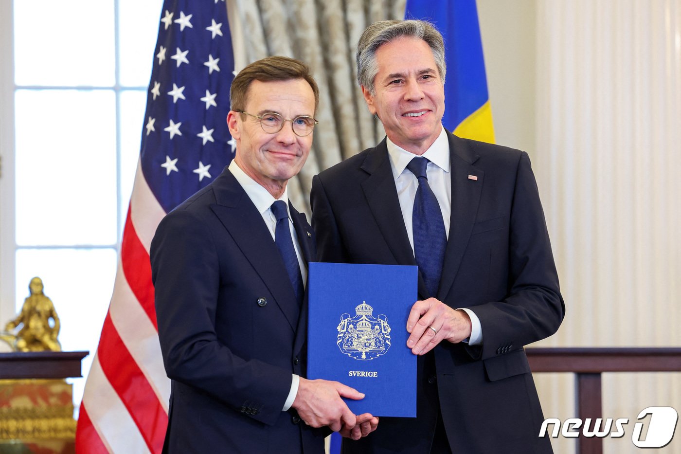 본문 이미지 - 울프 크리스테르손 스웨덴 총리가 7일(현지시간) 미국 워싱턴에서 토니 블링컨 미 국무장관에게 나토 가입 서류를 전달하는 모습. 2024.03.07. ⓒ 로이터=뉴스1 ⓒ News1 정윤영 기자