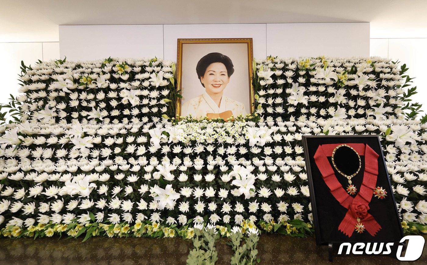 (서울=뉴스1) 이동해 기자 = 8일 오전 서울 종로구 서울대병원 장례식장에 마련된 김영삼 전 대통령의 부인 고 손명순 여사의 빈소에 무궁화대훈장이 놓여 있다. (공동취재) 202 …