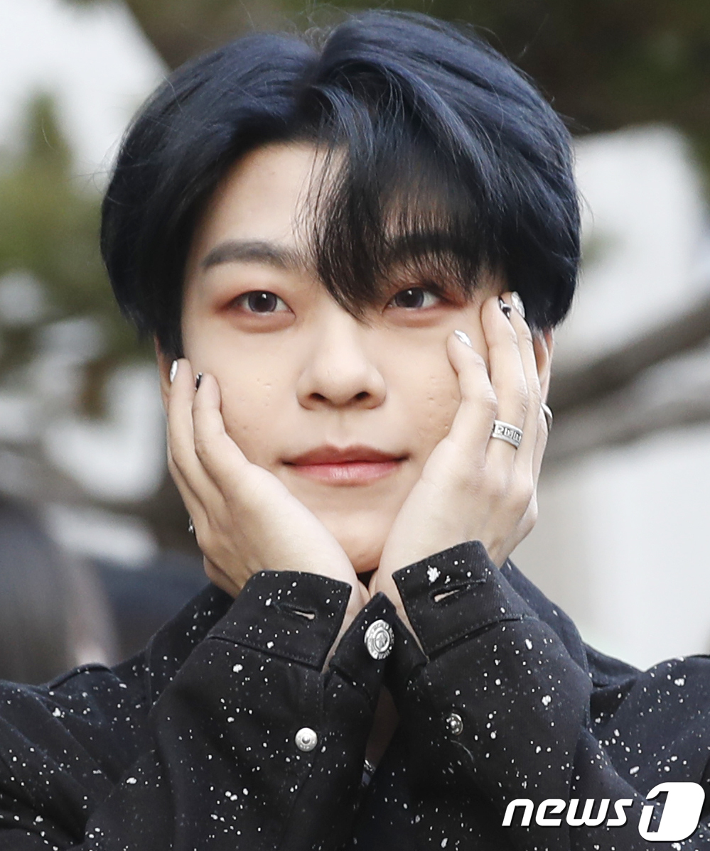 (서울=뉴스1) 권현진 기자 = 보이스토리 씬롱이 음악방송 '뮤직뱅크'(뮤뱅)를 위해 8일 오전 서울 영등포구 KBS 신관 공개홀에 도착해 인사를 하고 있다. 2024.2.8/뉴스 …