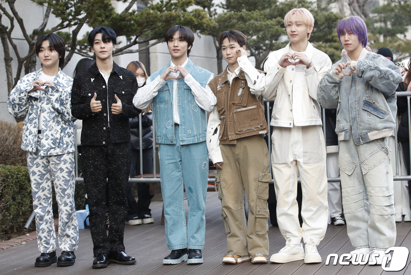 (서울=뉴스1) 권현진 기자 = 보이스토리 한위(왼쪽부터)와 씬롱, 밍루이, 슈양, 저위, 즈하오가 음악방송 '뮤직뱅크'(뮤뱅)를 위해 8일 오전 서울 영등포구 KBS 신관 공개홀 …