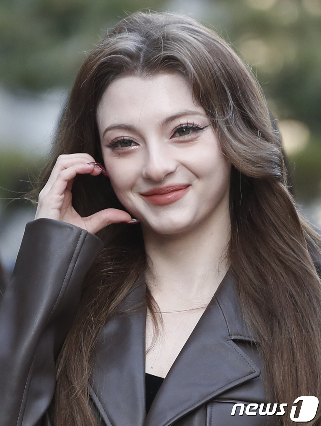 (서울=뉴스1) 권현진 기자 = 글로벌 걸그룹 엑신 노바가 음악방송 '뮤직뱅크'(뮤뱅)를 위해 8일 오전 서울 영등포구 KBS 신관 공개홀에 도착해 인사를 하고 있다. 2024.2 …