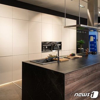 본문 이미지 -   '효심이네 각자도생' 방영 예림 본사 프리미엄 전시장(50평형대) 주방 가구 세트(예림 제공)