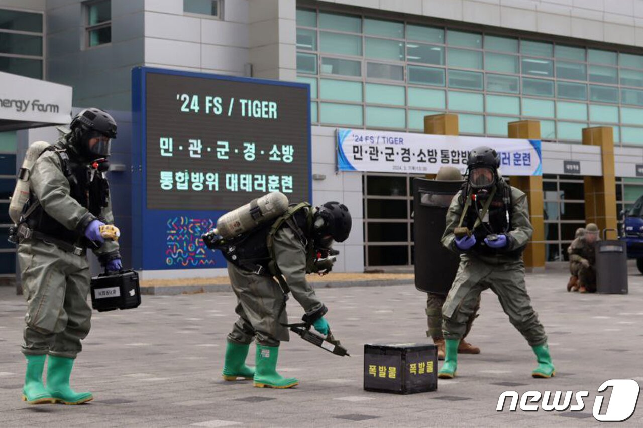 본문 이미지 - 육군 50사단 화생방신속대응팀(CRST)이 가상의 폭발물을 확인하고 있다.(육군 50사단 제공) 2024.3.8/뉴스1 