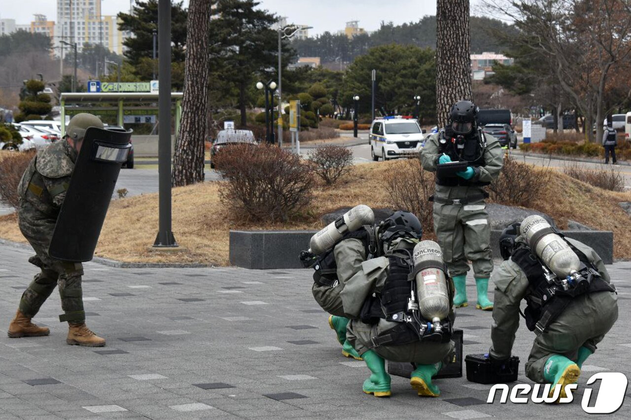 본문 이미지 - 육군  화생방신속대응팀(CRST)이 가상의 폭발물을 확인하고 있다.(육군50사단 제공) 2024.3.8/뉴스1