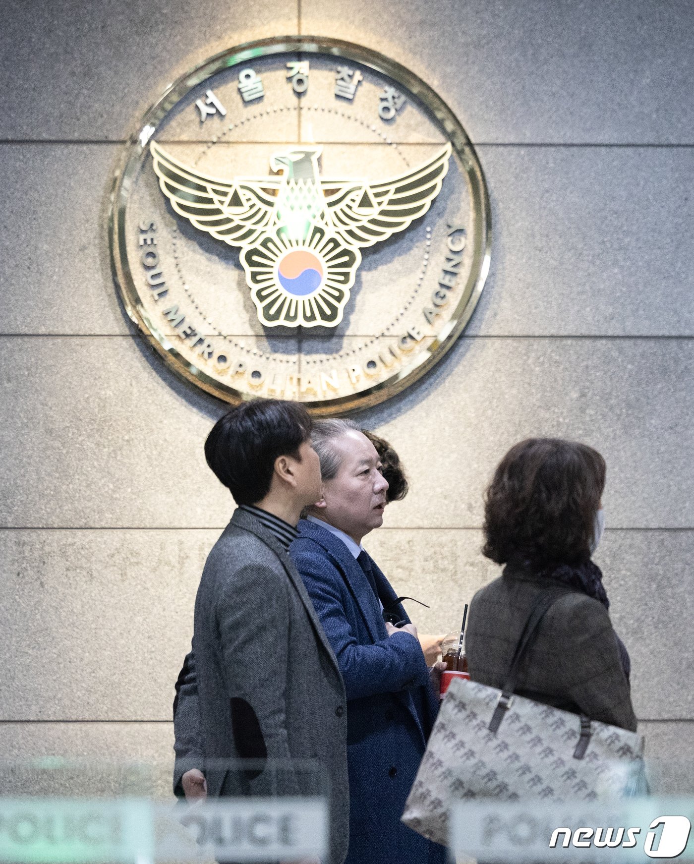 본문 이미지 - 주수호 대한의사협회 의대정원 증원 저지를 위한 비상대책위원회 언론홍보위원장이 8일 오전 서울 마포구 서울경찰청 공공범죄수사대에서 휴대전화 포렌식 참관을 위해 출석하고 있다. 2024.3.8/뉴스1 ⓒ News1 이재명 기자