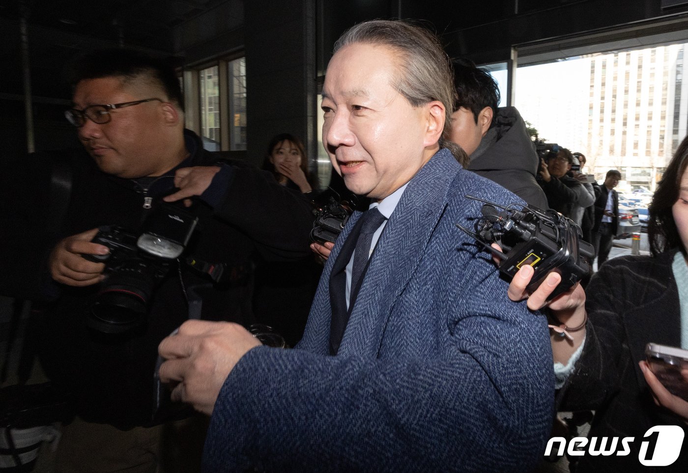 본문 이미지 - 주수호 대한의사협회 의대정원 증원 저지를 위한 비상대책위원회 언론홍보위원장이 8일 오전 서울 마포구 서울경찰청 공공범죄수사대에서 휴대전화 포렌식 참관을 위해 출석하고 있다. 2024.3.8/뉴스1 ⓒ News1 이재명 기자