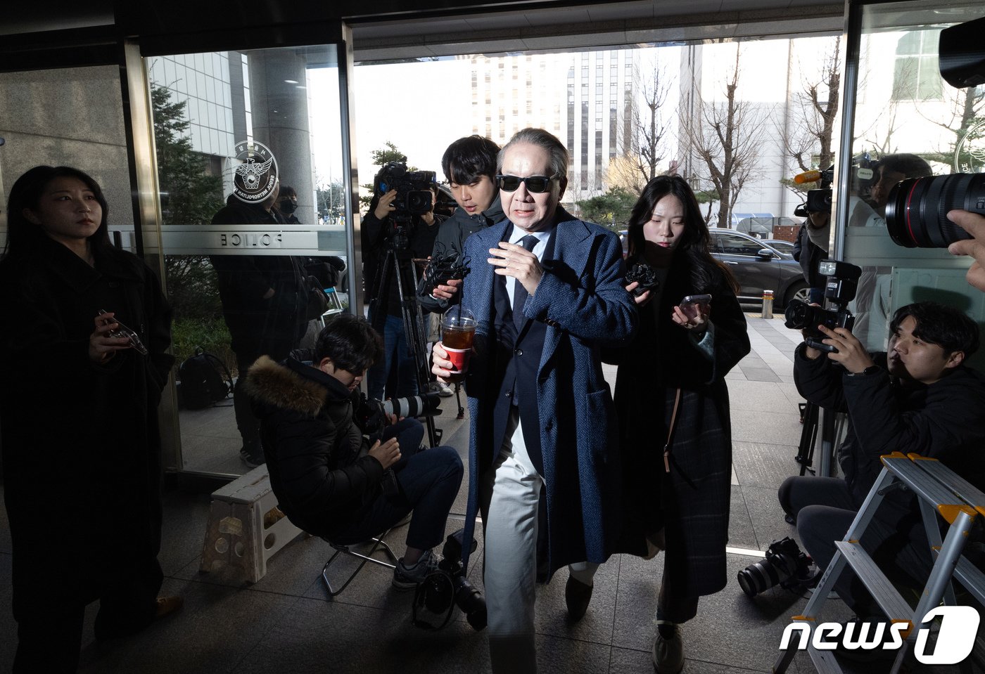 본문 이미지 - 주수호 대한의사협회 의대정원 증원 저지를 위한 비상대책위원회 언론홍보위원장이 8일 오전 서울 마포구 서울경찰청 공공범죄수사대에서 휴대전화 포렌식 참관을 위해 출석하고 있다. 2024.3.8/뉴스1 ⓒ News1 이재명 기자