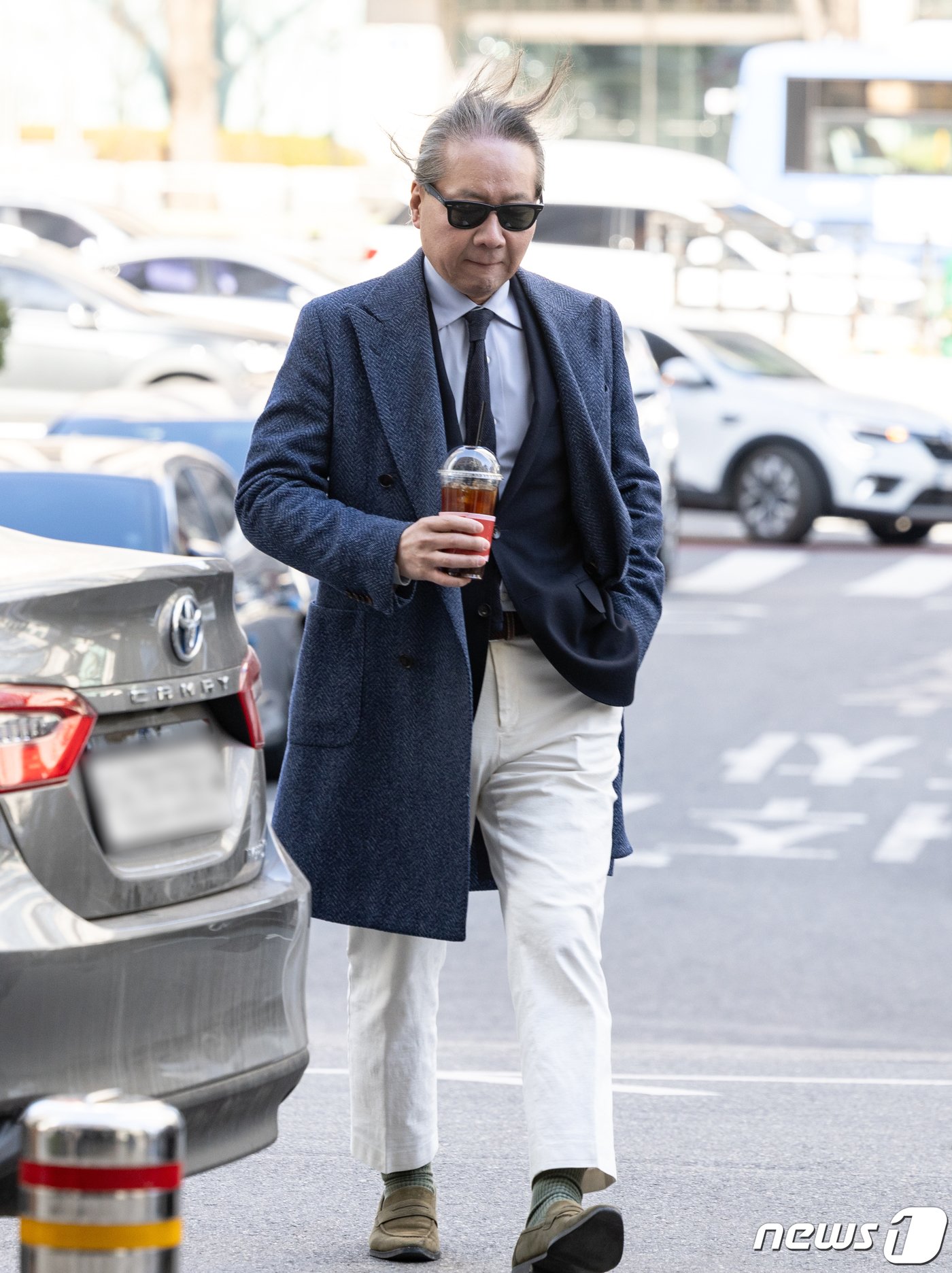 본문 이미지 - 주수호 대한의사협회 의대정원 증원 저지를 위한 비상대책위원회 언론홍보위원장이 8일 오전 서울 마포구 서울경찰청 공공범죄수사대에서 휴대전화 포렌식 참관을 위해 출석하고 있다. 2024.3.8/뉴스1 ⓒ News1 이재명 기자