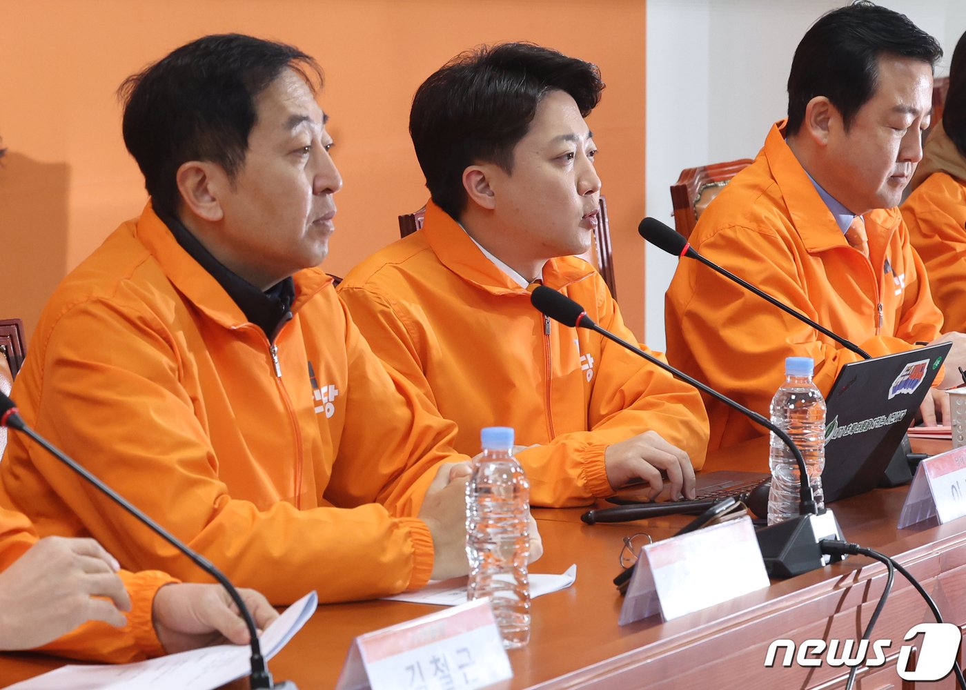 본문 이미지 - 이준석 개혁신당 대표가 8일 서울 여의도 국회에서 열린 최고위원회의에서 발언을 하고 있다. 2024.3.8/뉴스1 ⓒ News1 송원영 기자