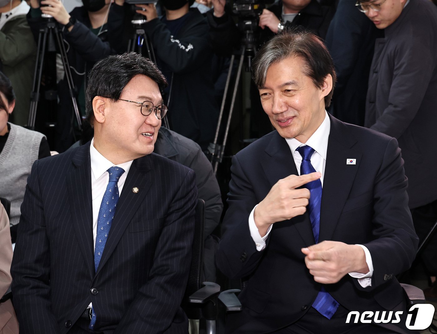 본문 이미지 - 조국 조국혁신당 대표(오른쪽)와 황운하 의원이 8일 오전 서울 여의도 조국혁신당사에서 열린 황 의원 입당식에서 대화하고 있다. 2024.3.8/뉴스1 ⓒ News1 구윤성 기자