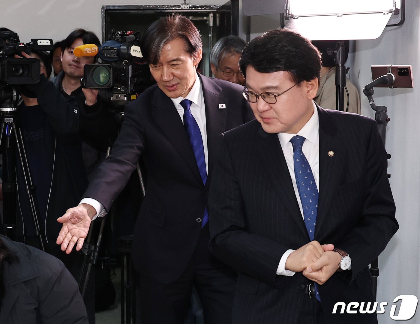 본문 이미지 - 조국 조국혁신당 대표와 황운하 의원이 8일 오전 서울 여의도 당사에서 열린 황 의원 입당식에 참석하고 있다. 2024.3.8/뉴스1 ⓒ News1 구윤성 기자