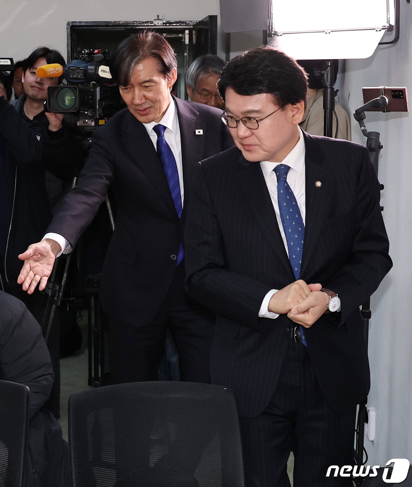 본문 이미지 - 조국 조국혁신당 대표와 황운하 의원이 8일 오전 서울 여의도 당사에서 열린 황 의원 입당식에 참석하고 있다. 2024.3.8/뉴스1 ⓒ News1 구윤성 기자