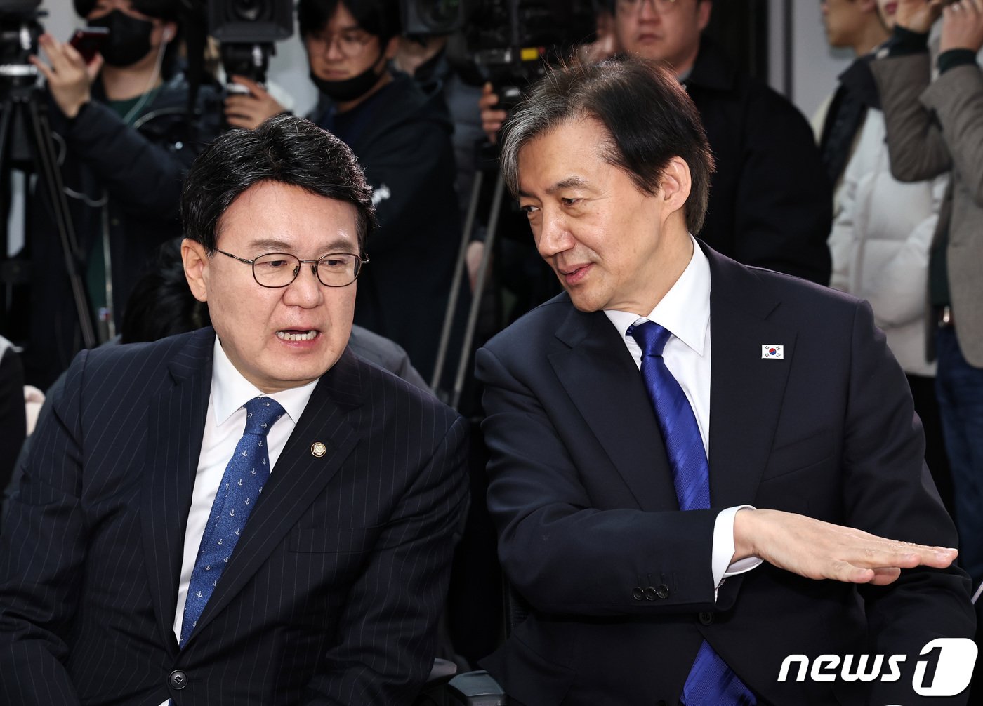 본문 이미지 - 조국 조국혁신당 대표(오른쪽)와 황운하 의원이 8일 오전 서울 여의도 조국혁신당사에서 열린 황 의원 입당식에서 대화하고 있다. 2024.3.8/뉴스1 ⓒ News1 구윤성 기자