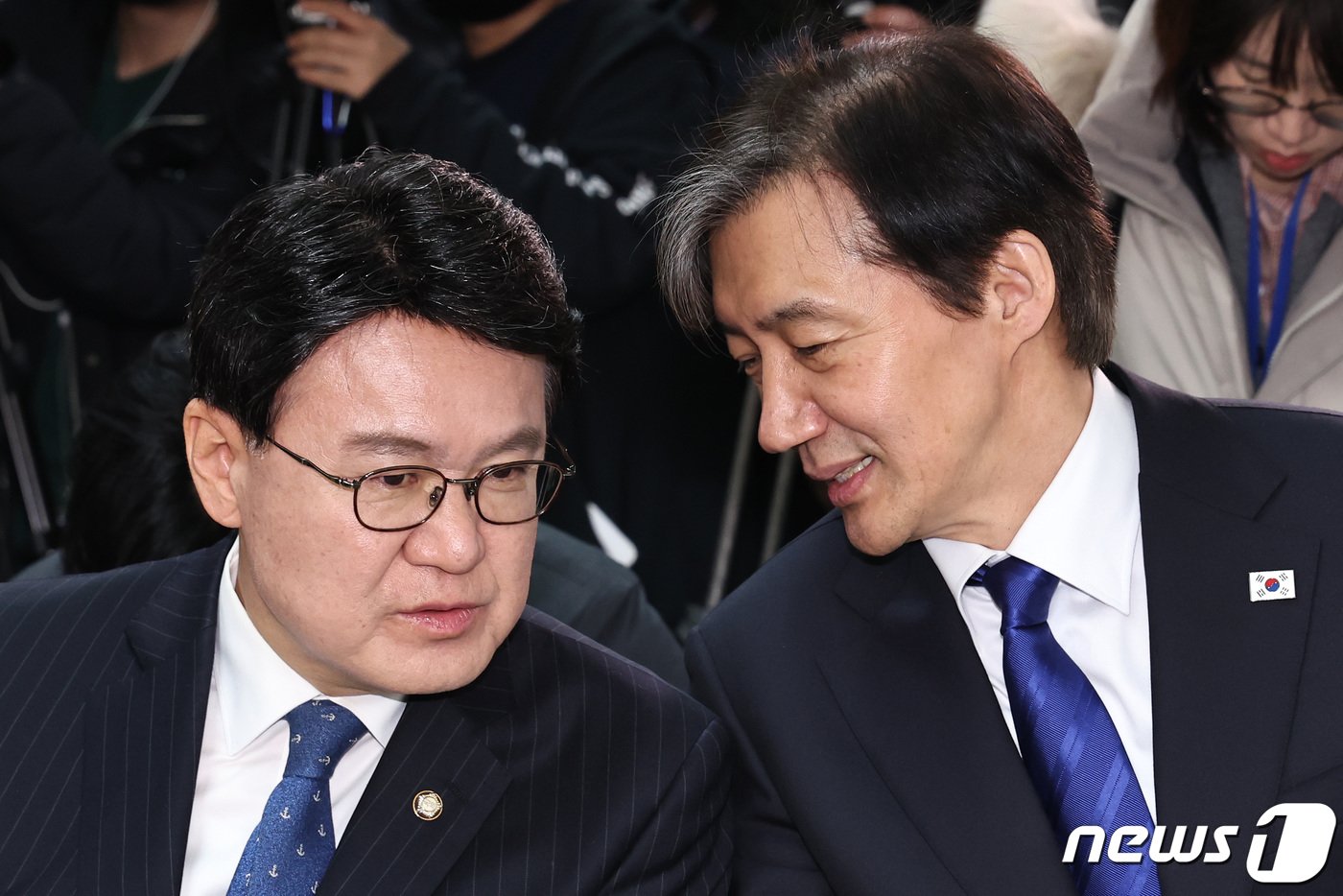 본문 이미지 - 조국 조국혁신당 대표(오른쪽)와 황운하 의원이 8일 오전 서울 여의도 조국혁신당사에서 열린 황 의원 입당식에서 대화하고 있다. 2024.3.8/뉴스1 ⓒ News1 구윤성 기자