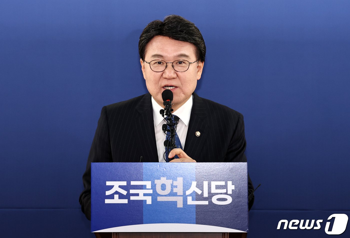 본문 이미지 - 황운하 의원이 8일 오전 서울 여의도 조국혁신당사에서 열린 조국혁신당 입당식에서 입당 소감을 밝히고 있다. 2024.3.8/뉴스1 ⓒ News1 구윤성 기자