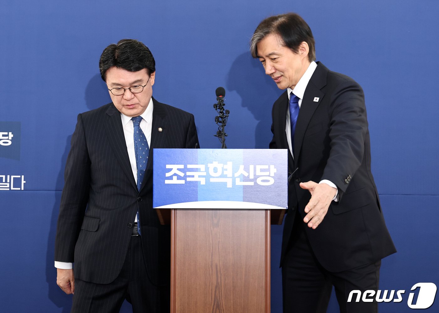 본문 이미지 - 조국 조국혁신당 대표(오른쪽)가 8일 오전 서울 여의도 조국혁신당사에서 열린 황운하 의원 입당식에서 자리를 안내하고 있다. 2024.3.8/뉴스1 ⓒ News1 구윤성 기자