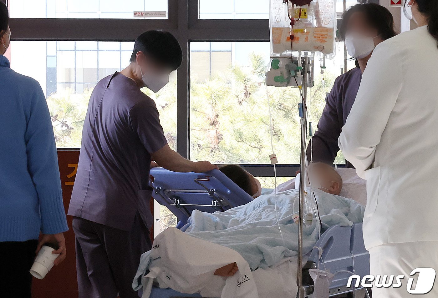 지난해 3월 서울의 한 종합병원에서 의료진이 환자들을 옮기고 있다.. 2024.3.8/뉴스1 ⓒ News1 이동해 기자