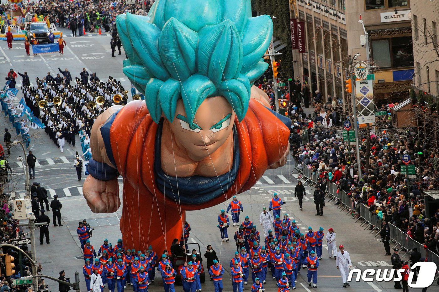 본문 이미지 - 미국 뉴욕의 맨해튼에서 추수감사절 행사가 열린 가운데 드래곤볼의 주인공 손오공(미국명 고쿠)의 풍선이 이동하고 있다. 2019.11.28 ⓒ 로이터=뉴스1 ⓒ News1 정지윤 기자