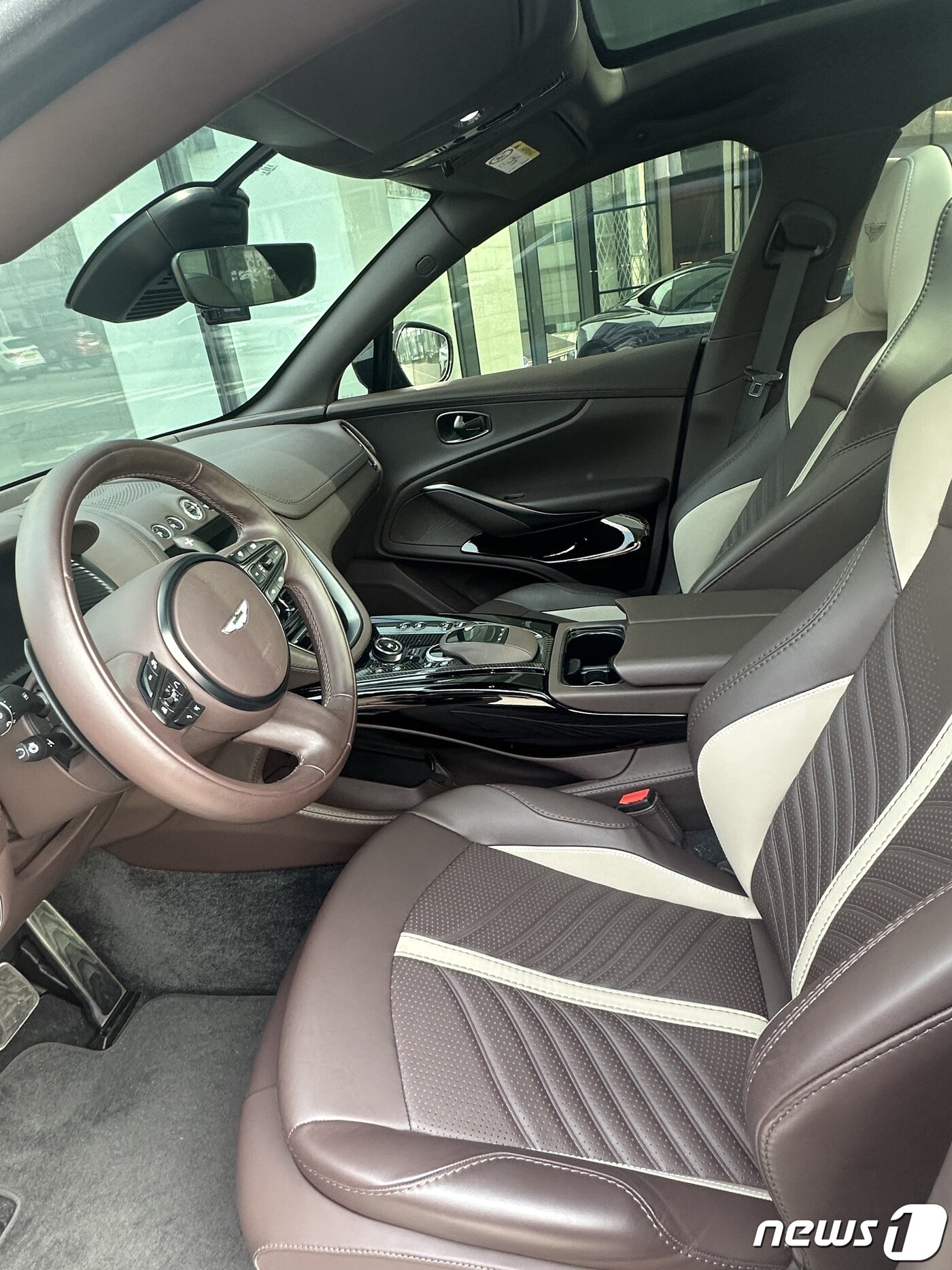 본문 이미지 - 애스턴마틴 DBX707 2024.02.01/뉴스1 ⓒ News1 금준혁 기자