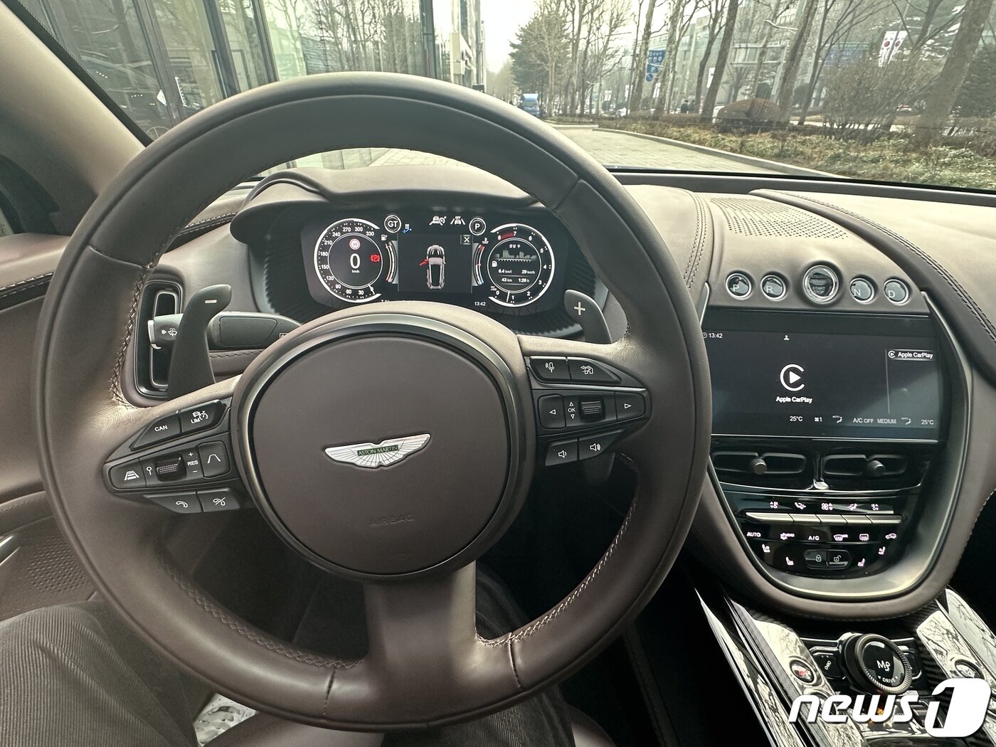 본문 이미지 - 애스턴마틴 DBX707 2024.02.01/뉴스1 ⓒ News1 금준혁 기자