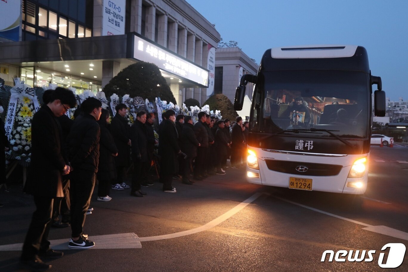 항의성 민원에 시달리다가 스스로 세상을 떠난 김포시 공무원 A 씨&#40;39&#41;의 노제가 8일 오전 6시 김포시청에서 진행됐다.&#40;김포시 제공&#41;2024.3.8/뉴스1 ⓒ News1 이시명 기자