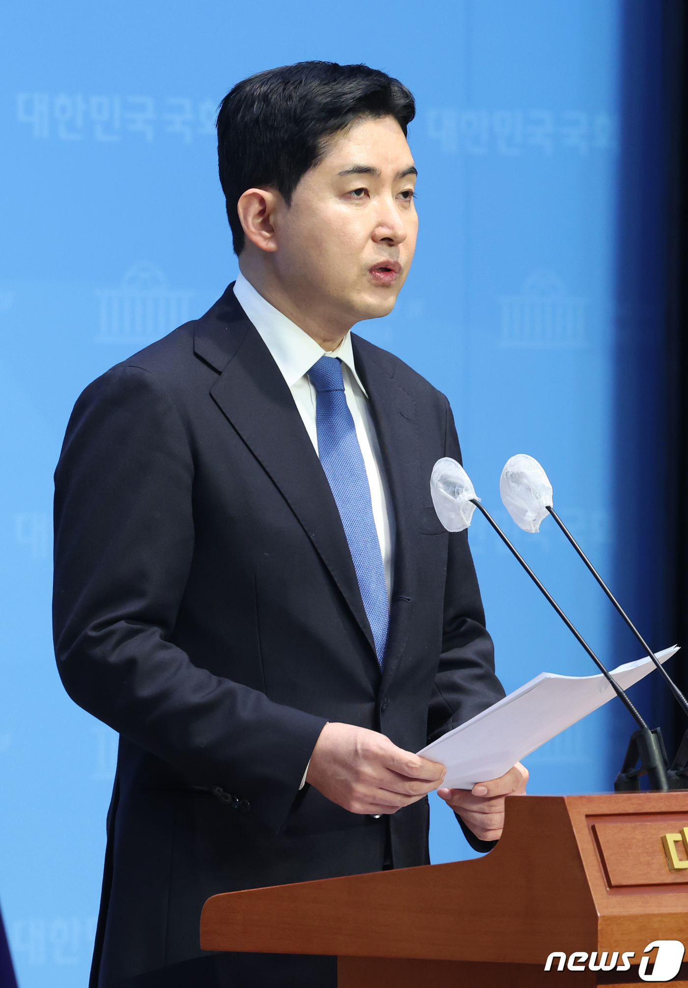 (서울=뉴스1) 송원영 기자 = '땅콩 회항' 사건의 전 대한항공 사무장인 박창진 바른선거시민모임중앙회 회장이 8일 서울 여의도 국회 소통관에서 제22대 총선 더불어민주연합 비례대 …